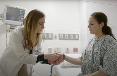 Кодирование Аквилонг в Катав-Ивановске Врач держит пациентку за руку