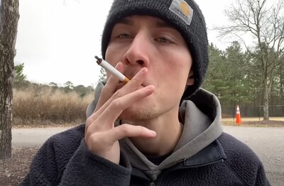 Лечение зависимости от табакокурения в Катав-Ивановске Мужчина с сигаретой делает затяжку