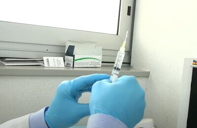 Проведение кодирования Вивитролом в Катав-Ивановске Шприц с Вивитролом в руках у врача